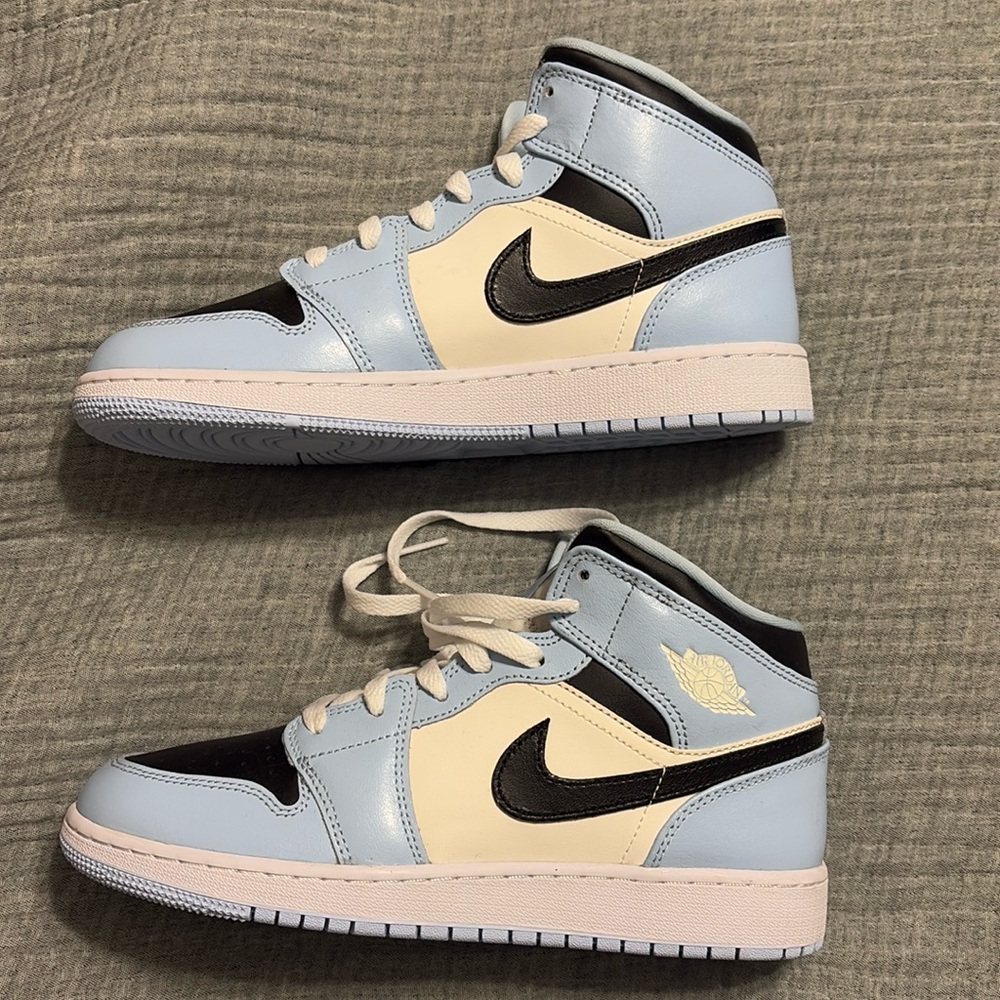 AUTHENTIC Jordan mids